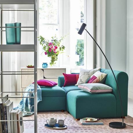 Wohnzimmer mit blaugrünem Sofa
