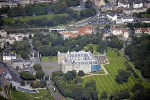 Историята на Холирудхаус, шотландския дворец, където почива ковчегът на кралицата
