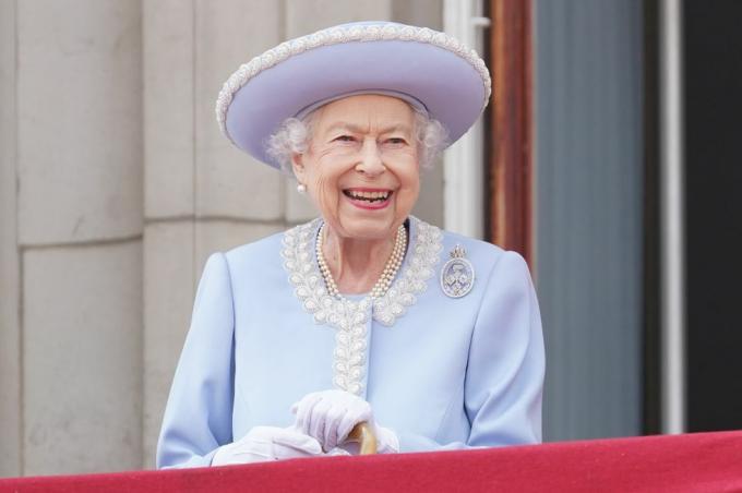 london, england juni 02 königin elizabeth ii beobachtet vom balkon des buckingham palace während der trooping the color parade die trooping the color parade am 2. juni, 2022 in london, england trooping the colour, auch bekannt als queens birthday parade, ist eine militärische zeremonie, die von regimentern der britischen armee durchgeführt wird findet seit Mitte des 17. Jahrhunderts statt und markiert in diesem Jahr den offiziellen Geburtstag des britischen Souveräns, vom 2. bis 5. Juni 2022 gibt es die zusätzliche Feier des platin-jubiläum von elizabeth ii in großbritannien und commonwealth anlässlich des 70. jahrestags ihrer thronbesteigung am 6. februar 1952 foto von jonathan brady wpa poolgetty-Bilder