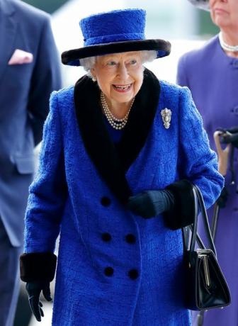 Ascot, Egyesült Királyság október 16-án embargót rendeltek el a brit újságokban való közzétételre a dátum és idő királynőjének létrehozása után 24 óráig Elizabeth ii részt vesz a qipco brit bajnokok napján az ascot versenypályán 2021. október 16-án Ascotban, Angliában fotó: max mumbyindigotty képek