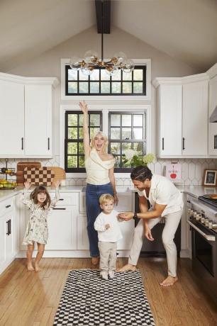 Carly Cardellino et sa famille dansant dans sa cuisine