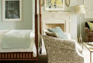 modro -biela spálňa s drevenou posteľou s baldachýnom