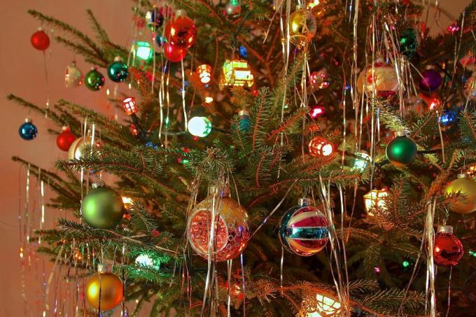 Kitschiger 70er-Jahre-Stil geschmückter Weihnachtsbaum