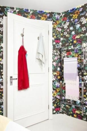 Kalın çiçekli duvar kağıdı - banyo makyajı