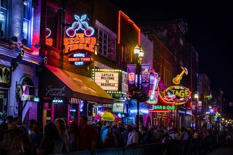 Neonske table na spodnjem Broadwayu (Nashville) ponoči