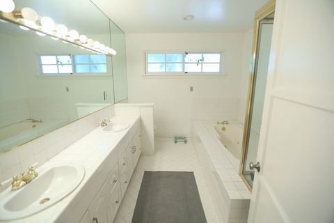 Полностью белая ванная комната перед полным кадром