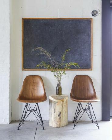 pizarra, sillas de madera, pared de ladrillo