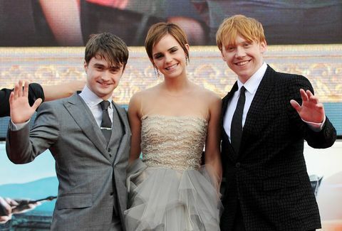Londone, Anglijoje liepos 07 d. paskelbtas UK bulvariniuose laikraščiuose embargas iki 48 valandų nuo sukūrimo datos ir laiko nustatymo privalomi kredito nuotrauka, kurią pateikė Dave'as M Benettgetty. Reikalingi vaizdai Aktoriai Danielis Radcliffe'as, Emma Watson ir Rupertas Grintas dalyvauja pasaulyje Hario poterio ir mirties relikvijų 2 dalies premjera Trafalgaro aikštėje 2011 m. liepos 7 d. Londone, Anglijoje Dave m nuotrauka benettgetty vaizdai