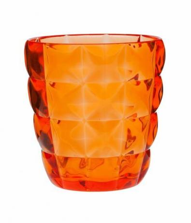 Padėkite savo pavasario stalą šiais spalvingais, briaunotais akrilo dubenėliais. Oranžinis languotas stiklas, 2 USD. < a href = " http://www.zarahome.com/us/en-us/c0p4633783.html" target = " _blank"> zarahome.com </a>
