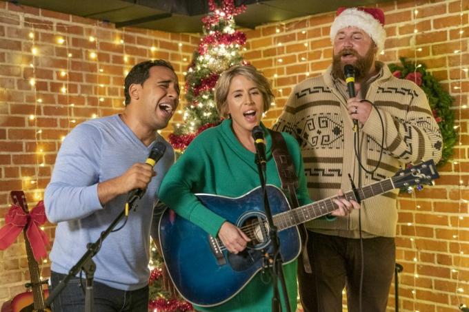 henry, sarah a david spievajú v miestnom karaoke bare v laurel, mississippi, ako to vidno na vianočnom dni otvorených dverí, špeciálne