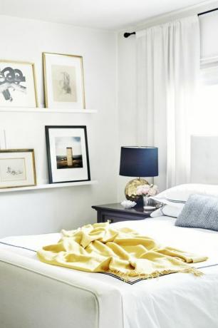 Спаваћа соба, бела, соба, намештај, дизајн ентеријера, постељина, жута, кревет, имање, оквир кревета, 