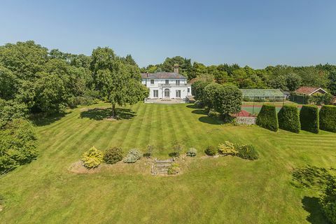 Podeželska hiša Checkers Manor z bazenom za prodajo v Buckinghamshireu