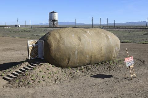 veliki hotel od krumpira idaho®, 6 tona, 28 stopa dug, 12 stopa širok i 115 stopa visok čep napravljen od čelika, gipsa i betona, čvrsto je postavljen na prostranom polju na jugu Boise, Idaho s prekrasnim pogledom na planine Owyhee u ponedjeljak, 22. travnja 2019. replika russet burbank krumpira prešla je nas od 2012. do 2018. na brodu idaho krumpira veliki veliki kamion za krumpir iz Idaha, dok se na kraju nije reciklirao u jedinstveno utočište koje se sada može rezervirati na Airbnb otto kitsingerap slikama za idaho krumpir proviziju