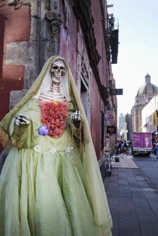 socha santa muerte v mexickom meste
