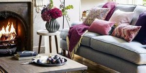 Hyggelig stue med blomme, hindbær, rose blush og grå skema