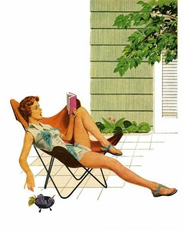 야외에서 책을 읽는 여자