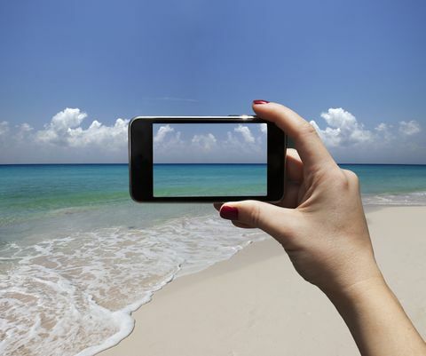 Foto liburan melalui smartphone pantai dan laut