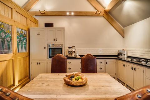 木製の梁のあるキッチン