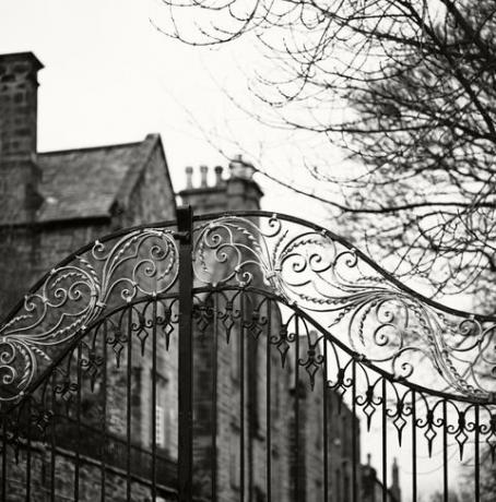 portão antigo, portão anglosaxon tradicional de Durham, fechado, com mansão