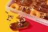 Krispy Kreme은 3개의 Twix 도넛을 공개했으며 하나는 풀 사이즈 캔디바로 채워져 있습니다.