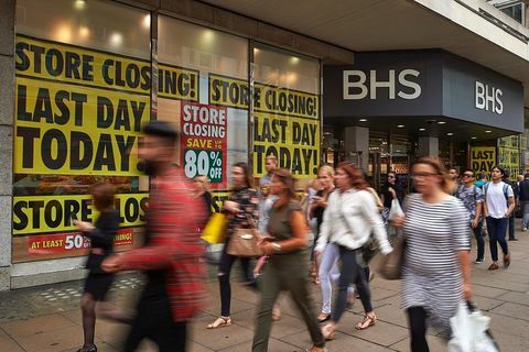 Пішоходи проходять повз флагманського магазину BHS (British Home Stores) на Оксфорд -стріт у центрі Лондона 13 серпня 2016 року в останній день торгівлі до закриття магазину. Британська мережа універмагів BHS закриється, втративши до 11 000 робочих місць, заявили адміністратори в червні 2016 року після того, як не знайшли покупця. 88-річна мережа, яка торгує одягом, продуктами харчування та предметами для дому, не встигла за цим традиційних конкурентів, таких як Marks & Spencer та онлайн -гігантів, таких як Amazon, що призвело до значної втрати відсоток ринку. Лондонський флагманський магазин на Оксфорд -стріт закриється наприкінці торгів 13 серпня 2016 року, згідно з повідомленнями, всі магазини мають закритися до 20 серпня