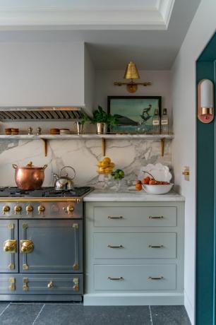 virtuve, zili un zaļi skapji, tumši pelēkas flīzes un marmora aizmugures šļakatas, marmora virsma, atjaunoja Liz Caan