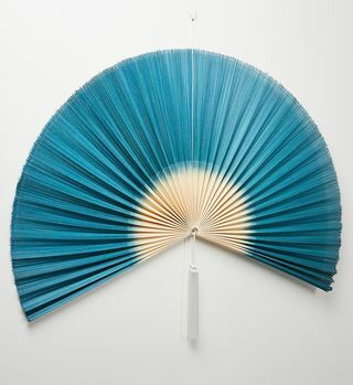 Metalik plavi bambus ventilator na zidu
