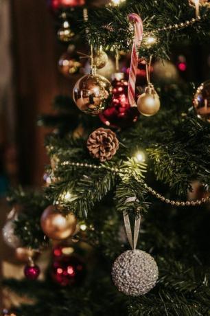 vianočný stromček gule ozdoby cukrík vianočný čas zima