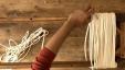 Mikels Velčs no lēta galda izveido glītu DIY virves soliņu