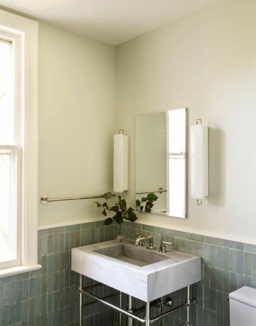 kylpyhuone marmorilla pesuallas
