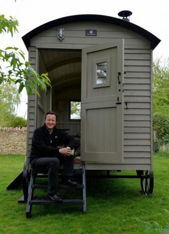 Ο πρώην πρωθυπουργός Ντέιβιντ Κάμερον αγόρασε σχεδιαστικό υπόστεγο κήπου - μια καλύβα βοσκών - που αξίζει 25.000 λίρες
