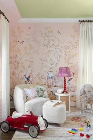 pokój córki, czerwony samochodzik, kremowy dywanik i kremowe krzesło ze stołkiem, różowa tapeta, pluszowy króliczek