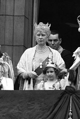 brytyjska rodzina królewska wita swoich poddanych z balkonu pałacu buckingham w dniu koronacji george vis od lewej do prawej królowej elżbieta, księżniczka elżbieta, królowa mary, księżniczka małgorzata i król george vi 12 maja 1937 r. fot. © hulton deutsch collectioncorbiscorbis via getty obrazy