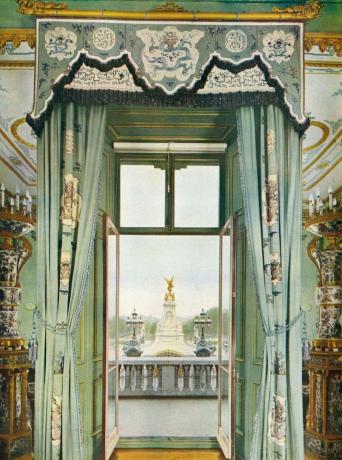 a sala central do palácio de buckingham leva à varanda