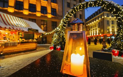 Lucerna pred vchodom na vianočný trh
