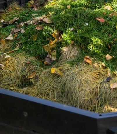 lage kompost i komposteringsbeholder i liten hage