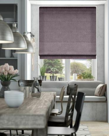 Spectrum Violet Mist romiešu žalūzija no Blinds2go virtuvē/ēdamistabas zonā ar lasīšanas vietu pie loga