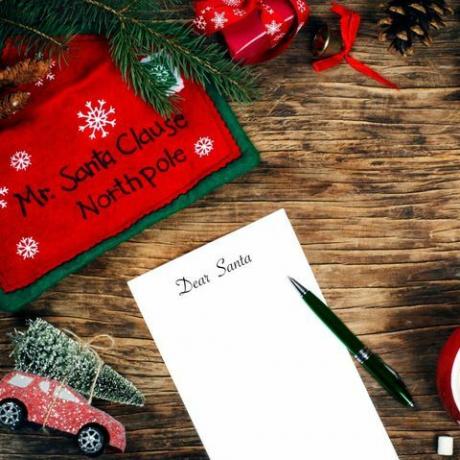 Noel dekorasyonu ve bir fincan sıcak çikolata üstten görünüm kopya alanı ile ahşap zemin üzerine Noel Baba konsept kağıdına mektup