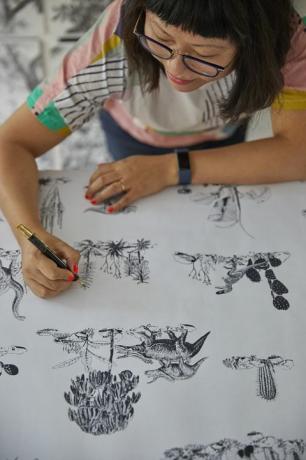 Najprodavanije tapete s magnetskim dinosaurima londonske dizajnerice Sian Zeng osigurale su joj glavnu nagradu od 15.000 dolara na Etsyjevoj prvoj globalnoj nagradi za dizajn.