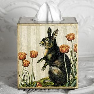 Кролик с тюльпанами на коробке для салфеток