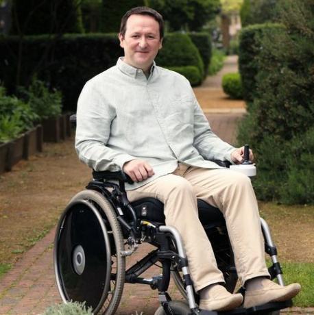 landskapsdesigner och trädgårdsmästares världspresentant mark lane i rullstol i geffrye museumsträdgård