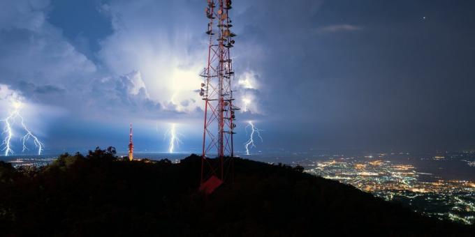 blesky nad městem za vysílací věží