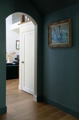 σκούρο μπλε διάδρομος με τοξωτή πόρτα