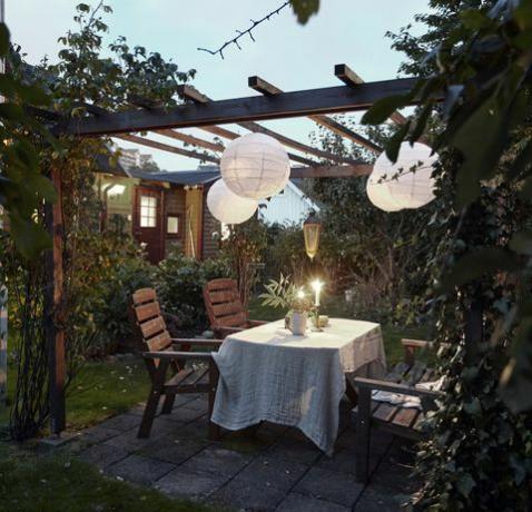 puutarhaseulontaideoita, puutarhapergola, pöytä ja tuolit
