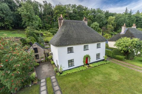 Reetdachhaus mit weißem Äußerem steht in einem malerischen Dorf in Dorset zum Verkauf