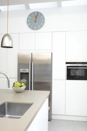 Ristrutturazione della cucina di casa londinese a Chiswick - frigorifero e cassetti portaoggetti