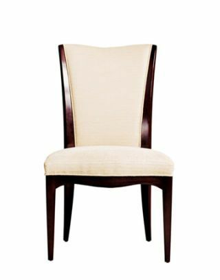 Biela stolička od Baker Furniture. 