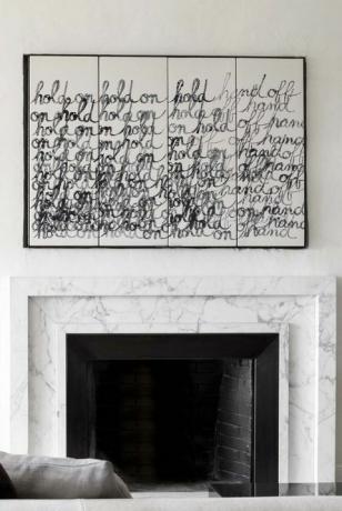 čierny maľovaný krb v modernej obývacej izbe