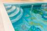 בריכת שחייה מקורה עם עיצוב ציור קיר אריחי קרמיקה יפה של שושן מים