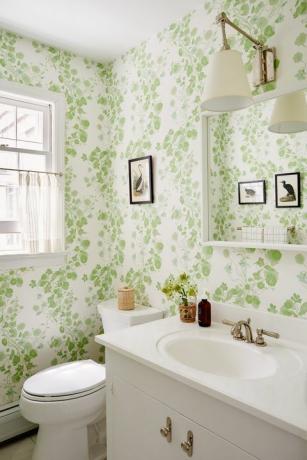 vonios kambarys, žali ir balti tapetai, paukščių meno kūriniai
